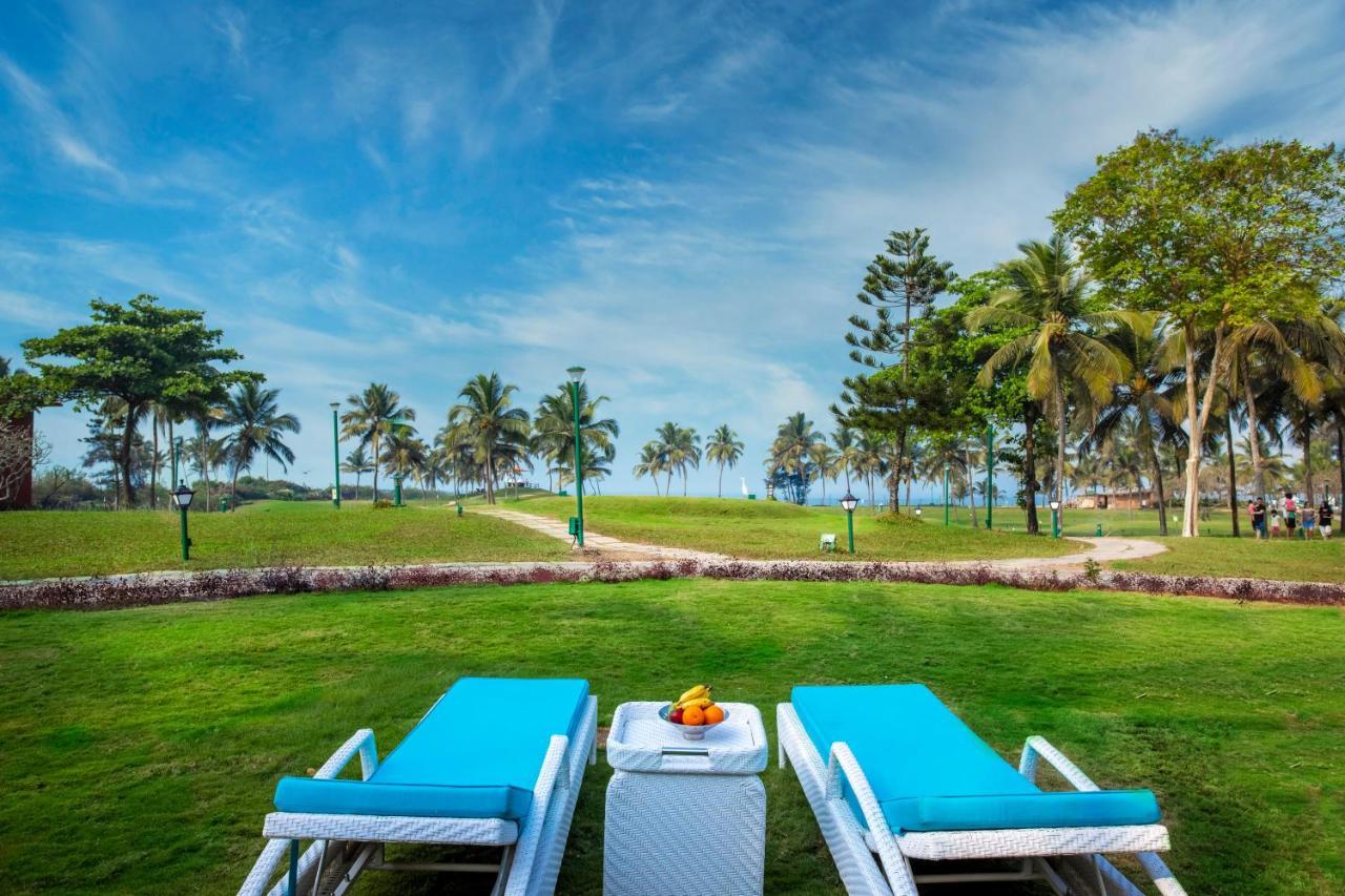 Caravela Beach Resort Варка Екстериор снимка The lawns at the resort