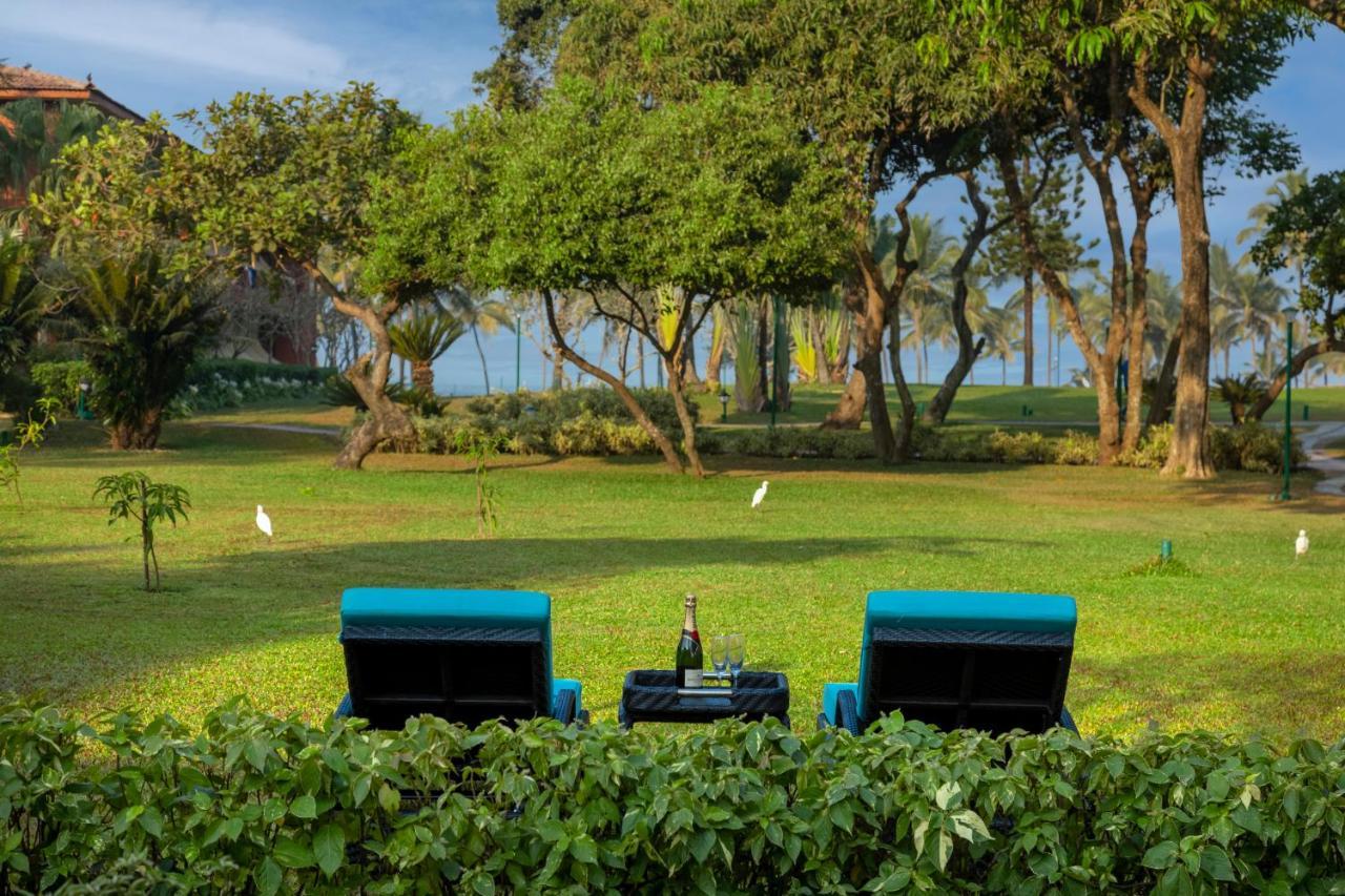Caravela Beach Resort Варка Екстериор снимка The lawns at the Taj Bengal