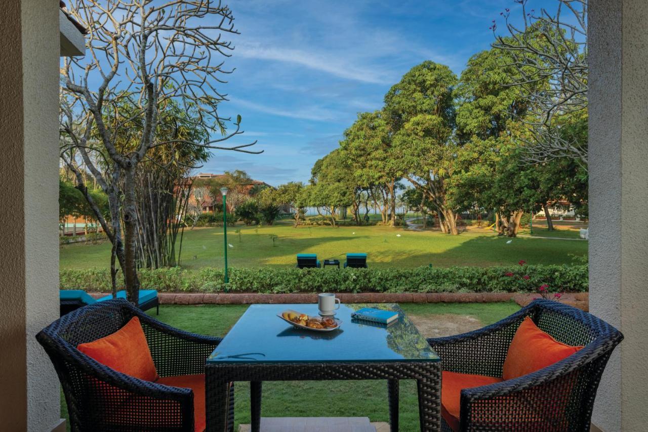 Caravela Beach Resort Варка Екстериор снимка View of the golf course at the Taj Bengal