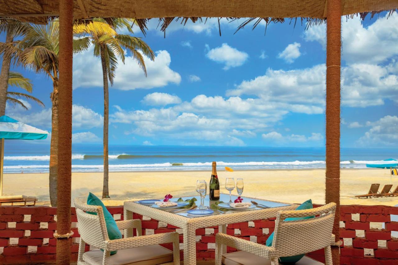 Caravela Beach Resort Варка Екстериор снимка Beachfront dining at the Taj Bengal