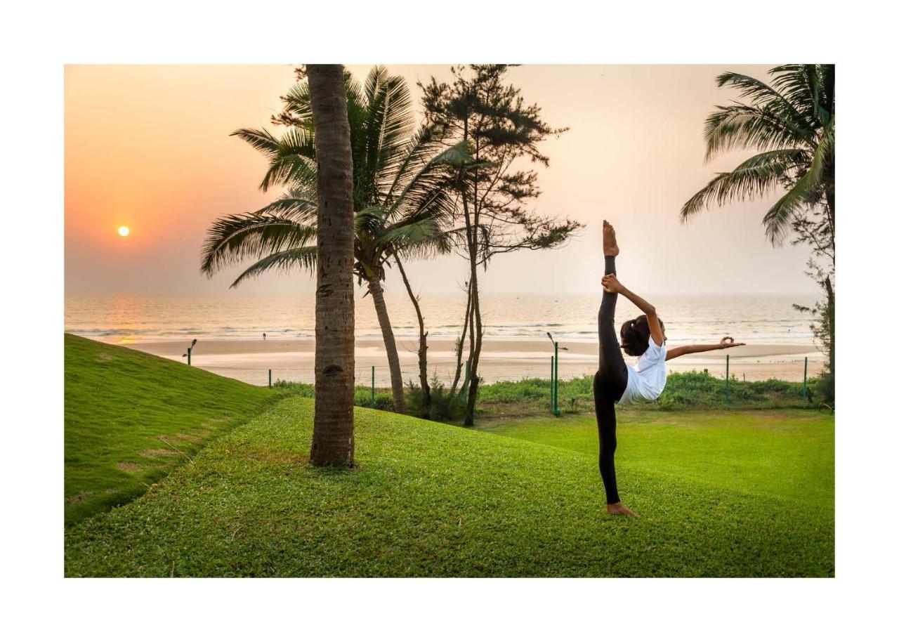 Caravela Beach Resort Варка Екстериор снимка A woman practicing yoga at the beach