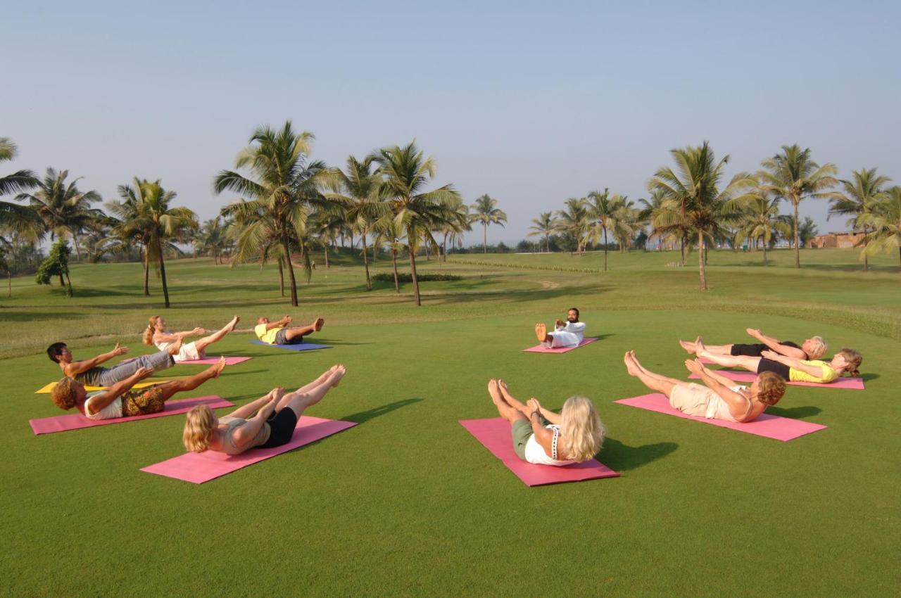 Caravela Beach Resort Варка Екстериор снимка A yoga class at the Taj Bengal