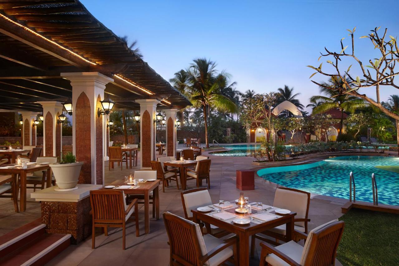Caravela Beach Resort Варка Екстериор снимка The poolside at the Taj Bengal