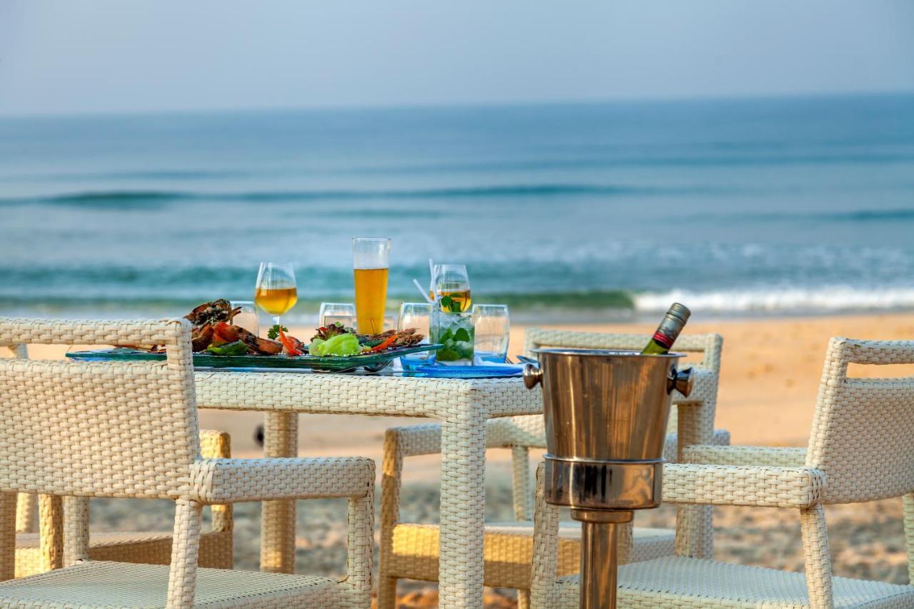 Caravela Beach Resort Варка Екстериор снимка A beachside dining experience at the Taj Bengal